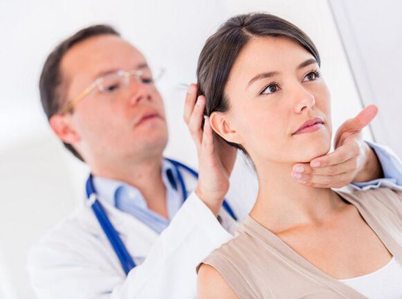 лекар преглежда пациент с цервикална остеохондроза